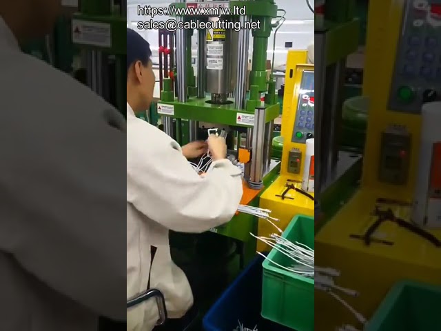 Mesin Pengacuan Suntikan Menegak Kecil untuk Pemalam Wayar PVC – Overmolding Tepat