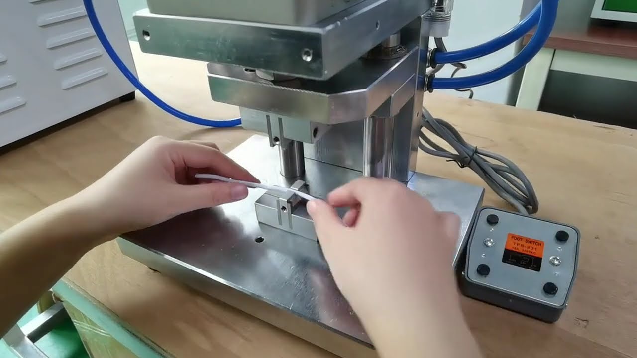 Mesin Pelucut Penebat Tengah Automatik Separuh – Tindakan Pelucutan Tepat di Bahagian Tengah Wayar